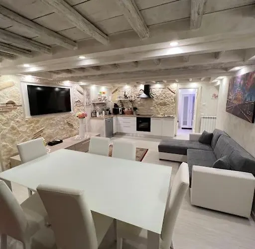 Апартаменты Historic Center, 800 Meters From The Trevi Fontain Рим
